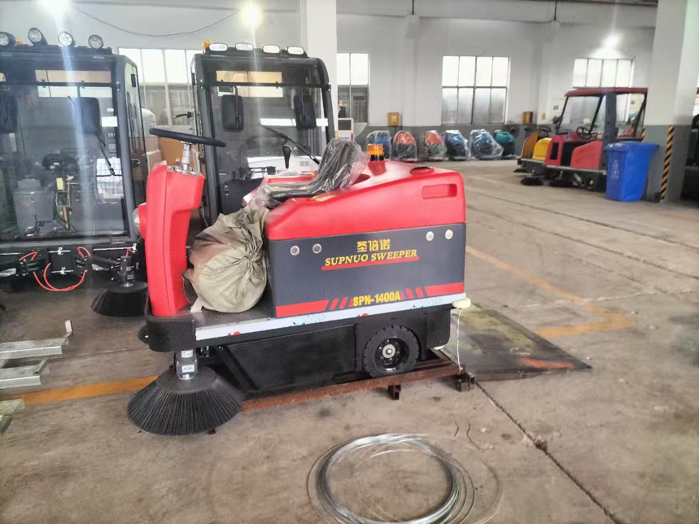 駕駛式掃地車：地下車庫清潔的高 效解決方案