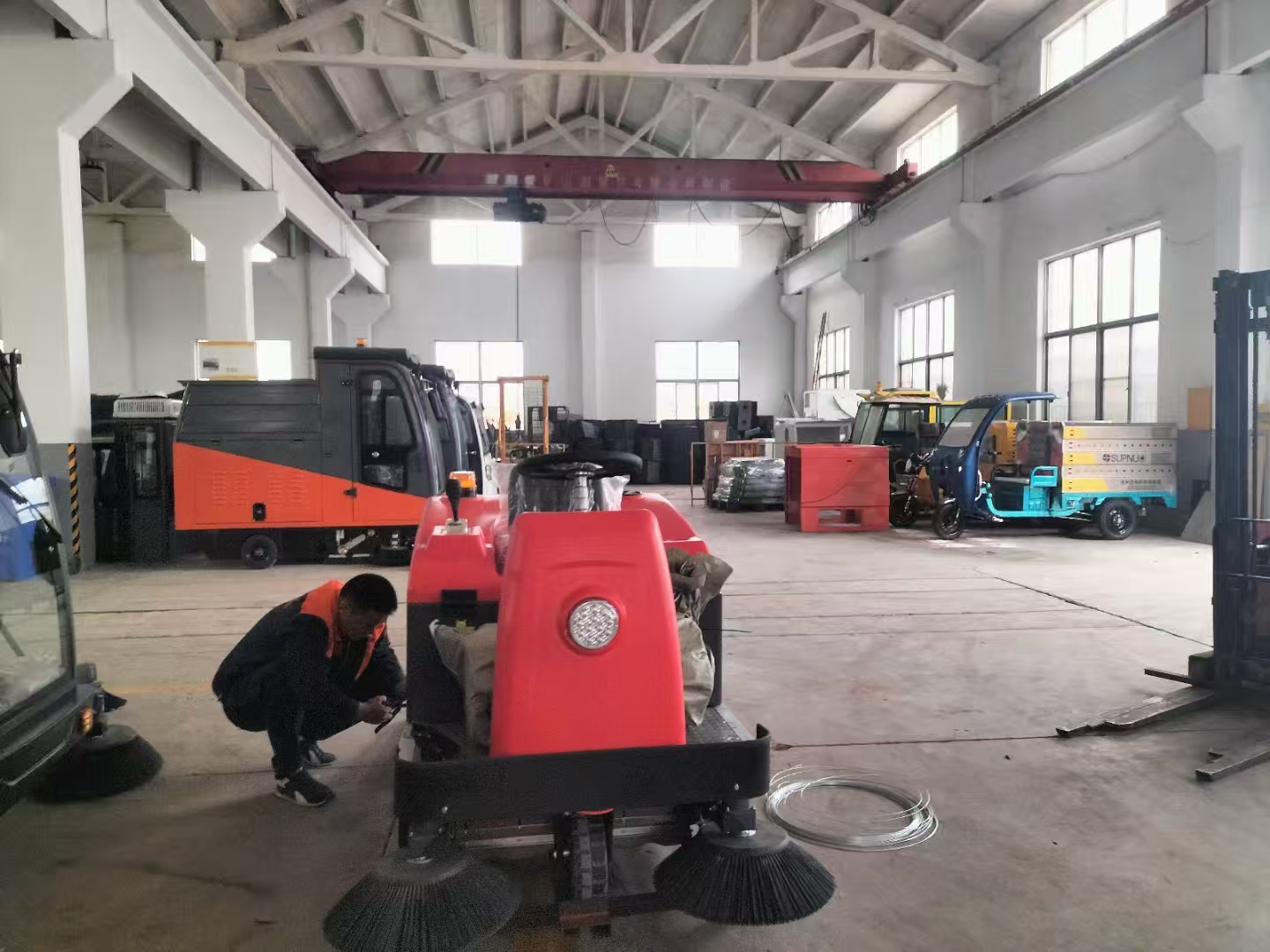 電子元器件車間——電動(dòng)掃地車解決精密清潔難題