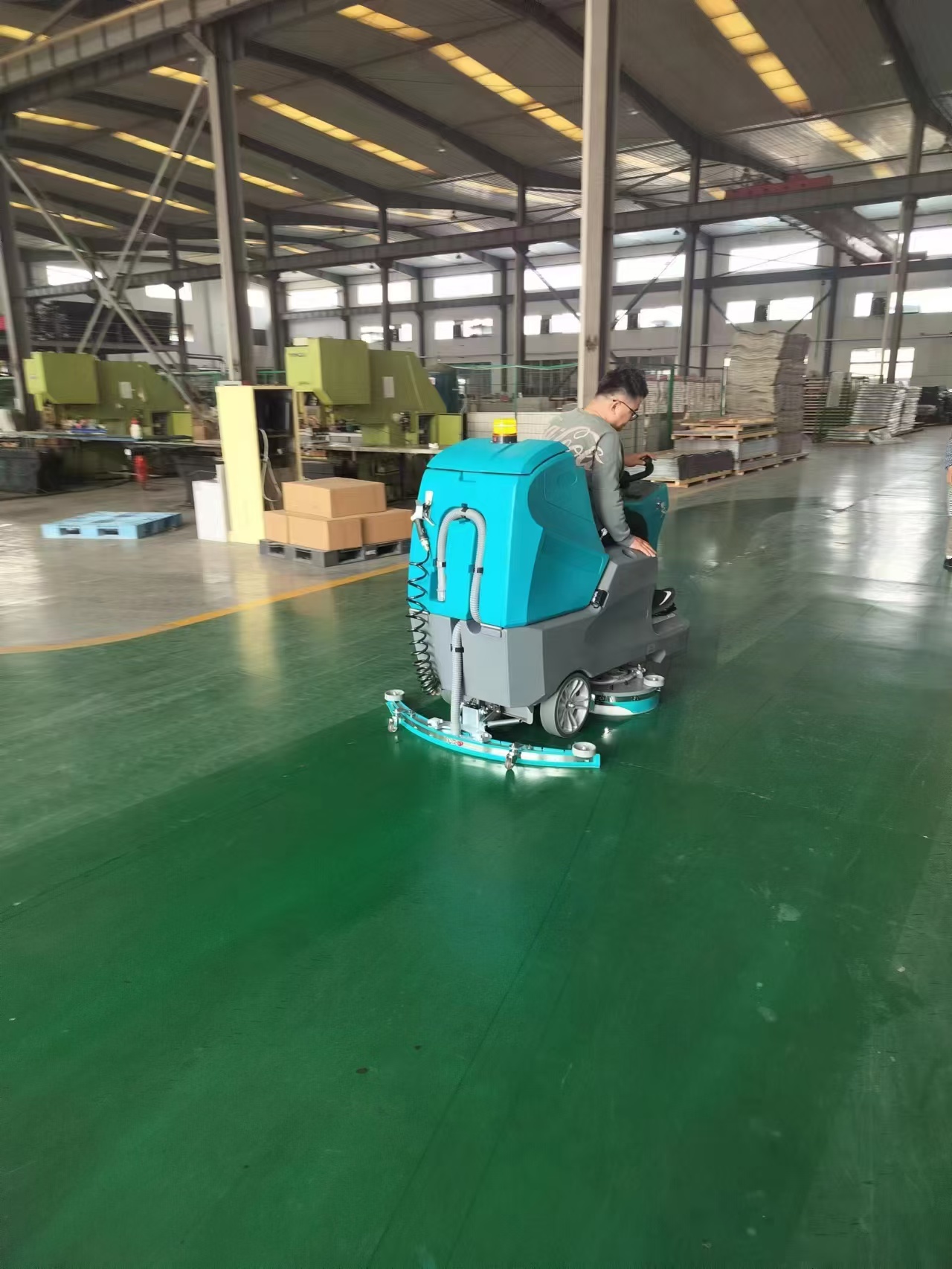 駕駛式洗地機：告別油漬與塵土，實現&ldquo;席地而坐&rdquo;的潔凈標準