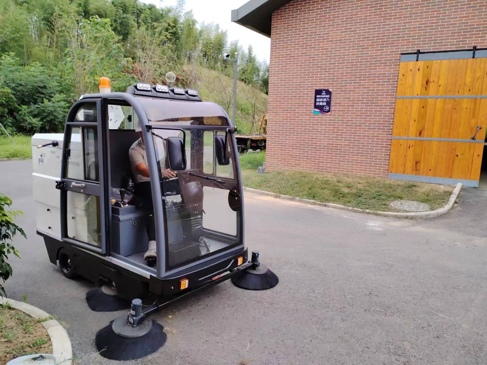 有很多種工廠清掃車，可以在不同的場合使用